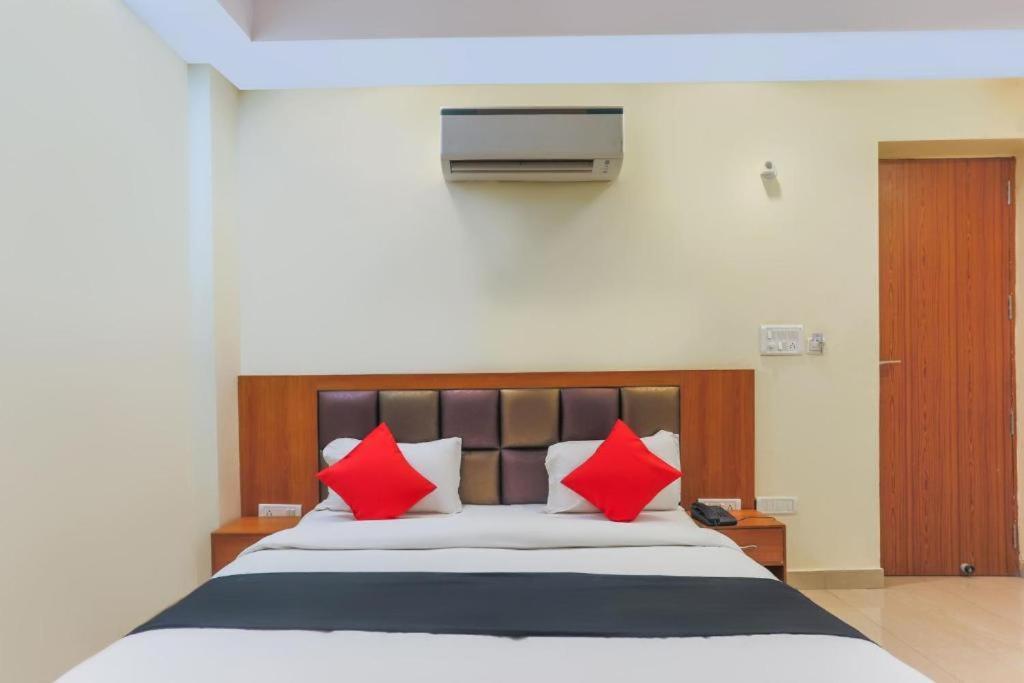 Hotel Capital O Bvh Hospitality Near Pvr Ansal Plaza Greater Noida Exterior foto