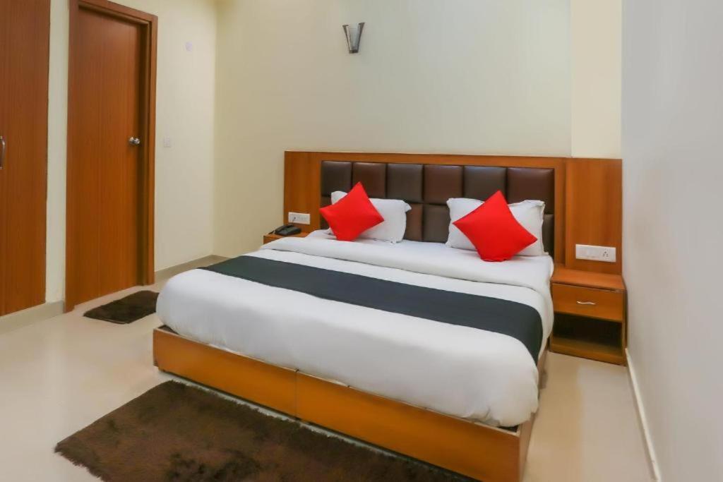 Hotel Capital O Bvh Hospitality Near Pvr Ansal Plaza Greater Noida Exterior foto